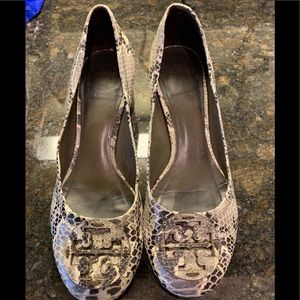 Tory Burch black grey snakeskin shoes 7.5